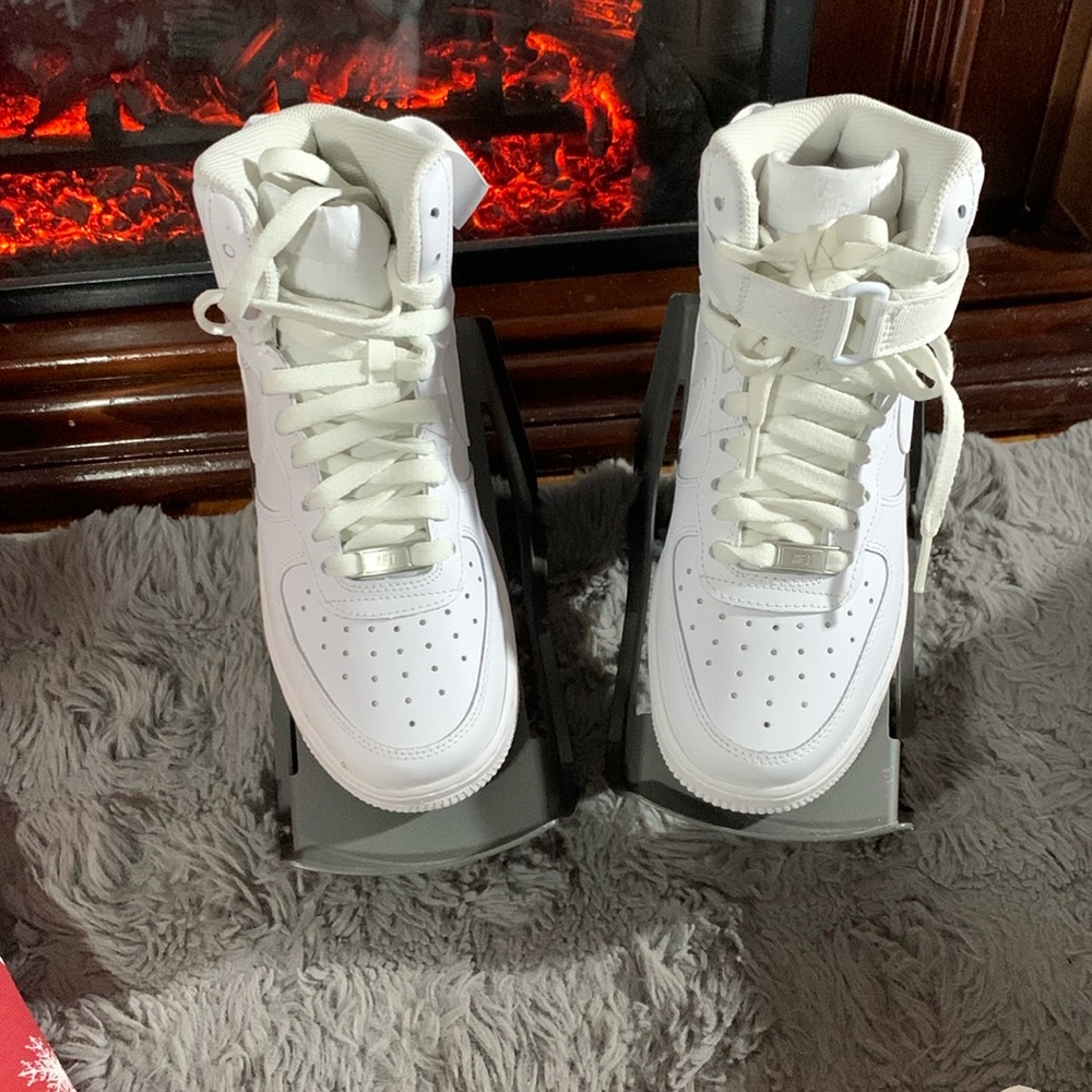 Youth Nike airs